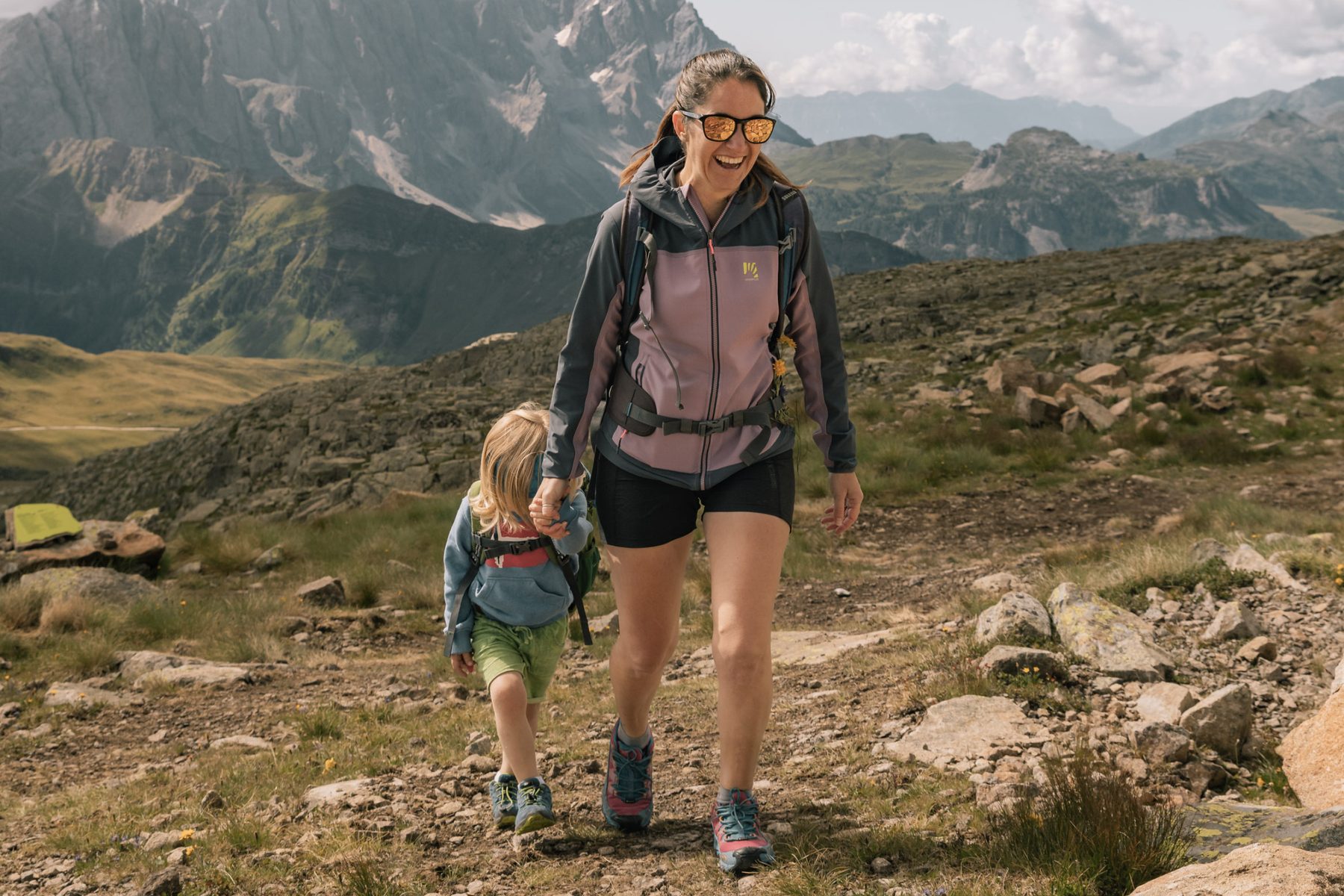 Mamma e figlia camminano sul sentiero in quota