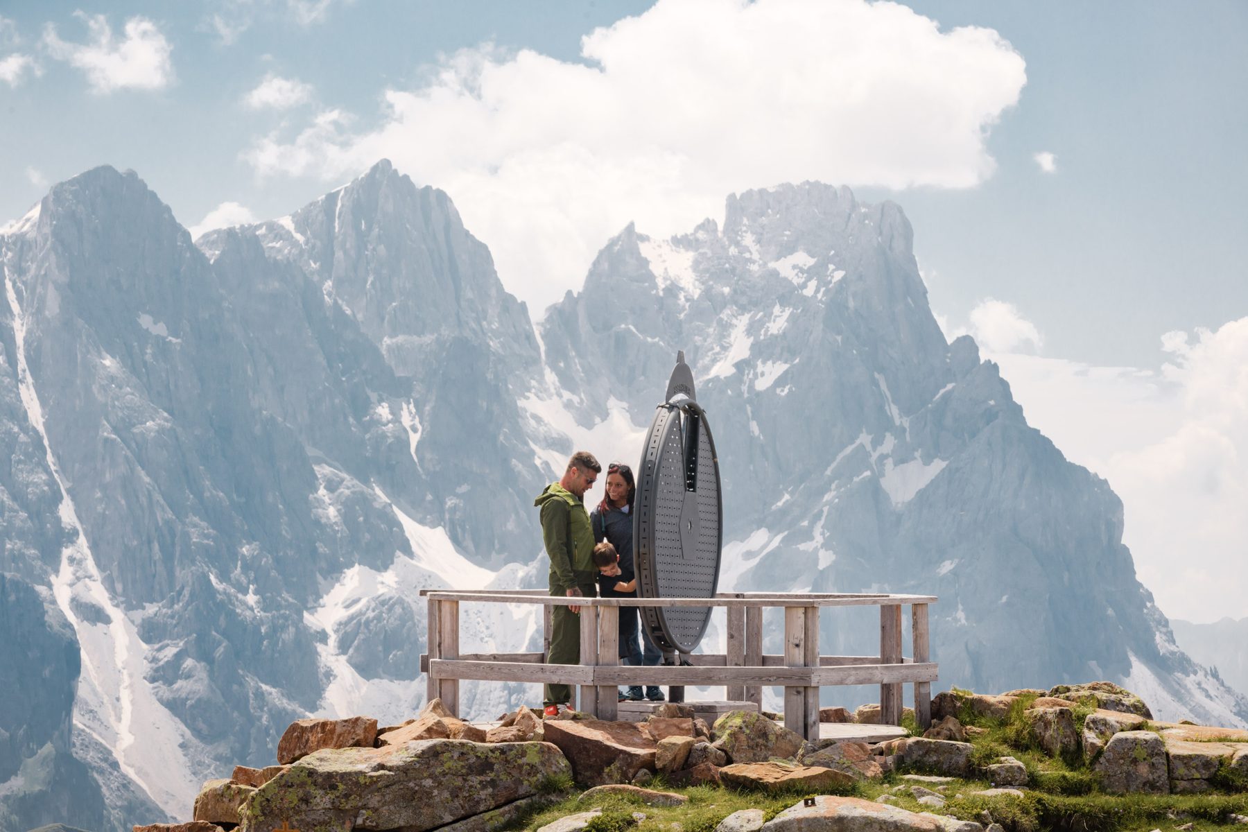 Una famiglia all’installazione panoramica con le Pale di San Martino